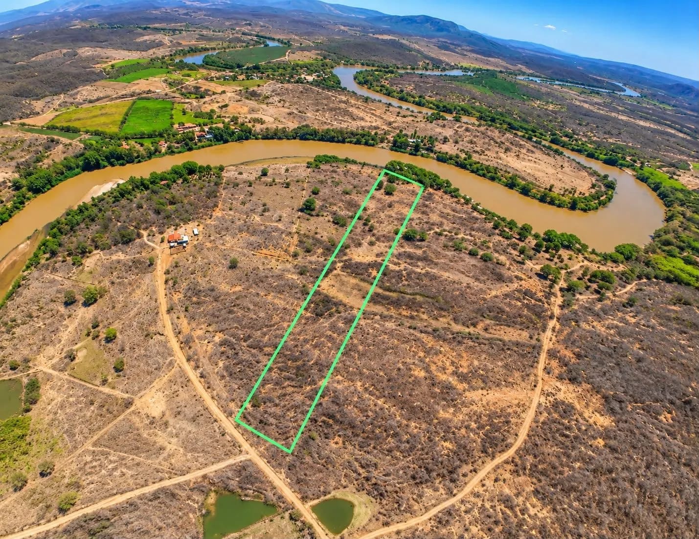 Gleba de 2 hectares com Beira de Rio Araçuaí